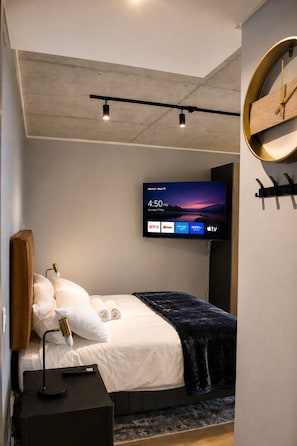 Deluxe-Studio, Balkon, Blick auf den Innenhof | Bügeleisen/Bügelbrett, kostenloses WLAN