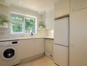 Dishwasher, cookware/dishes/utensils - Sussex Close (New Malden)