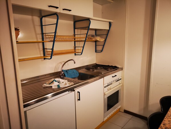 Cafetera y tetera, refrigerador, horno y parrilla de estufa