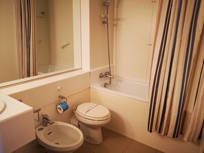 Assecador de cabells, bidet, sabó i xampú