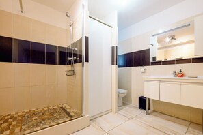 Bathroom - Vrbo Property (Cannes)