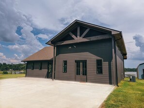 Ein zweigeschossiges Gebäude mit Satteldach und einer großen, angebauten Garage.