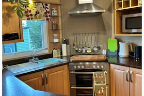 Fridge, microwave, oven, stovetop - 2 Bed Caravan Sleeps 4 With Parking and Balcony (Jedburgh)
