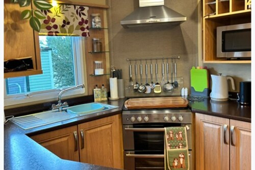 2 Bed Caravan Sleeps 4 With Parking and Balcony