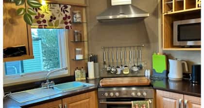 2 Bed Caravan Sleeps 4 With Parking and Balcony