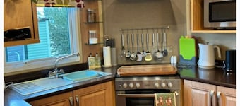 2 Bed Caravan Sleeps 4 With Parking and Balcony