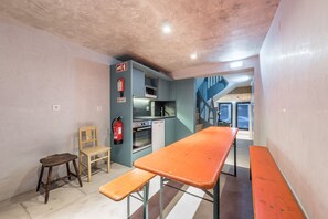 A compact kitchen with a microwave, oven, and a fire extinguisher on the wall. - Casa do Ofício - Boilermaker 1 by Hosty (Porto)