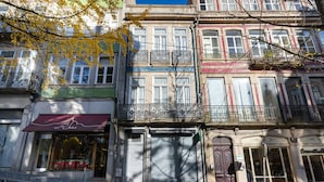 A row of multi-story buildings with storefronts, including a specialty coffee shop. - Casa do Ofício - Bookseller 4 by Hosty (Porto)