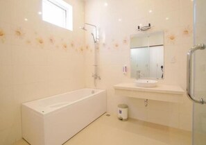 Apartamento família, sacada, vista para a cidade | Banheiro | Chuveiro, produtos de toalete grátis, secador de cabelo, chinelos