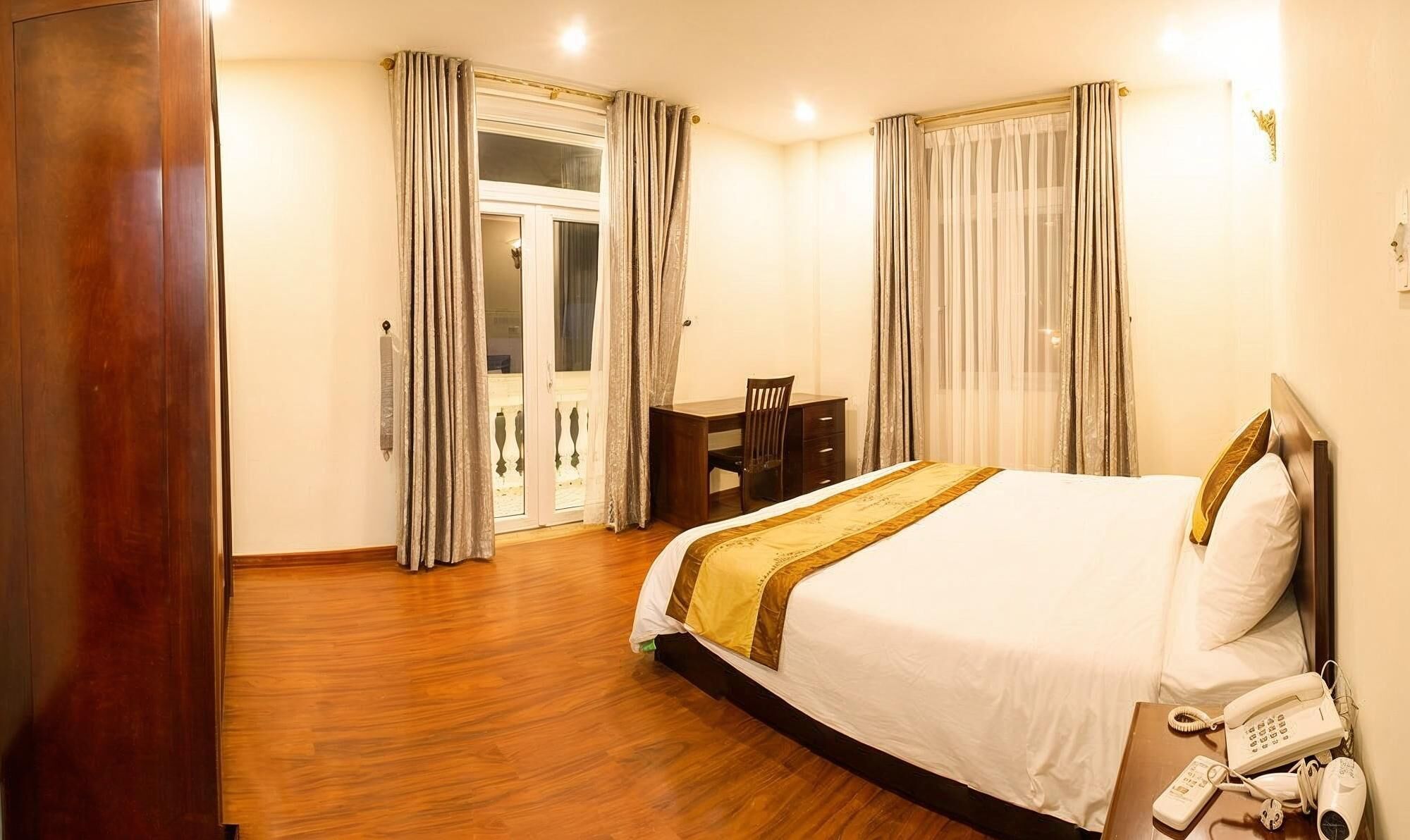 Apartamento família, sacada, vista para a cidade | Cofres nos quartos, cortinas blackout, quartos à prova de som