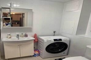 Hair dryer, towels, soap, toilet paper - Vrbo Property (Almería)