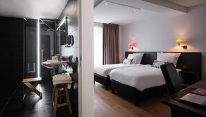Cofres nos quartos, cortinas blackout, quartos à prova de som