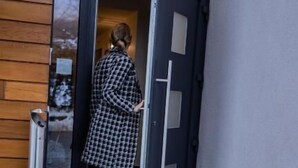 A person entering a building through a door. - Hôtel Le 24 (Spa)