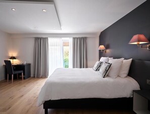 Cofres nos quartos, cortinas blackout, quartos à prova de som