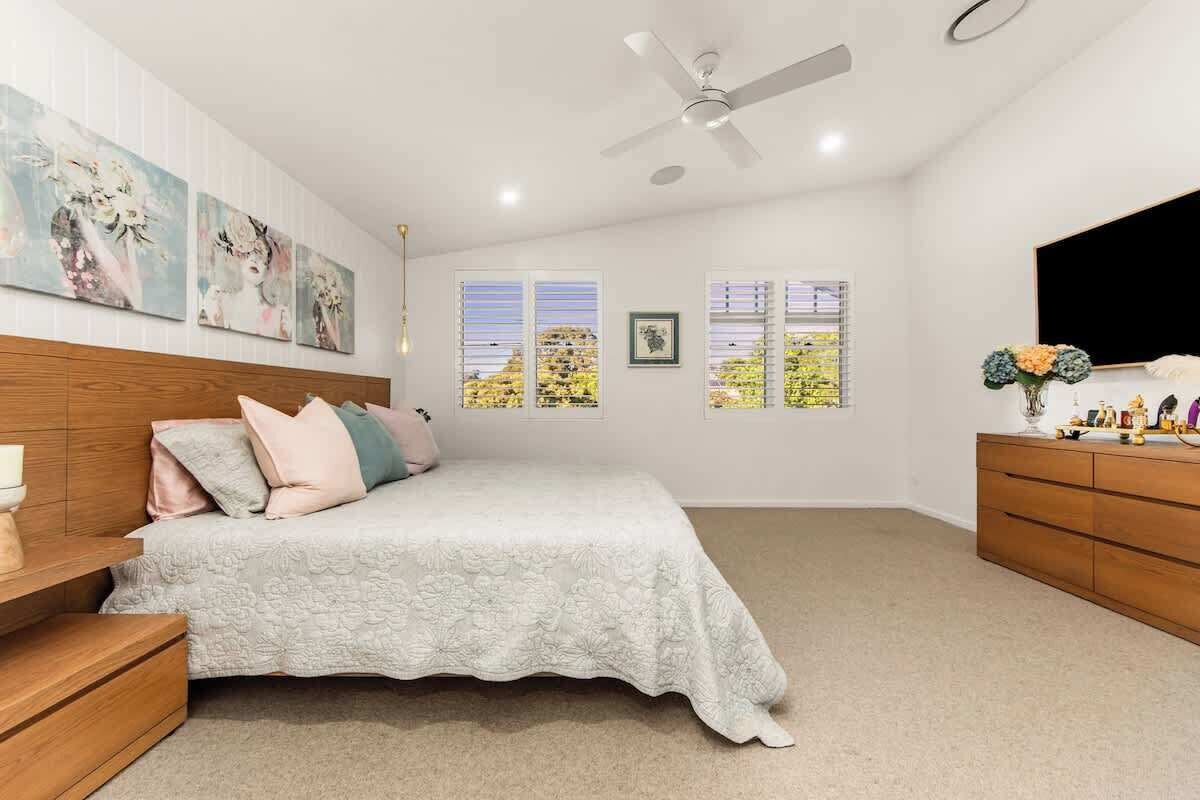 4 bedrooms, desk, iron/ironing board, WiFi (free)