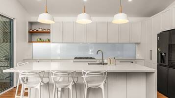 Coffee/tea maker, fridge, microwave, oven