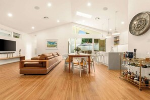 Interior - The Gables - Pool - Fire & Luxury (Tighes Hill)