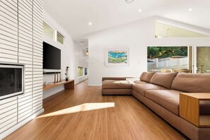 Smart TV, fireplace, books - The Gables - Pool - Fire & Luxury (Tighes Hill)