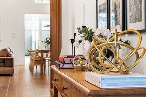 Interior - The Gables - Pool - Fire & Luxury (Tighes Hill)