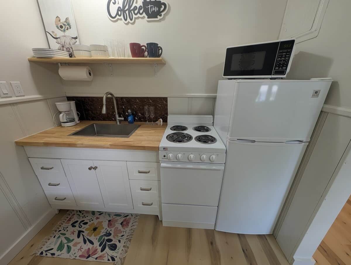 Coffee/tea maker, fridge, microwave, oven
