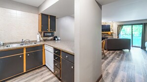 Una cucina moderna con mobili scuri, un forno a microonde integrato e un lavello.