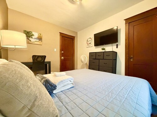 Walk to Downtown *Contractor Welcome* Close to BU