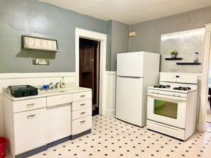 Coffee/tea maker, fridge, microwave, oven