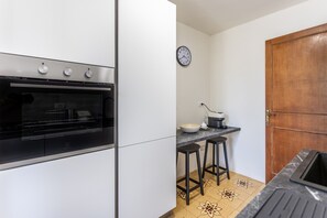 Cafetera/tetera, refrigerador, horno, placa de cocina