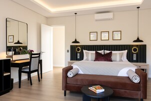 Un dormitorio moderno con una cama, un escritorio y una silla.