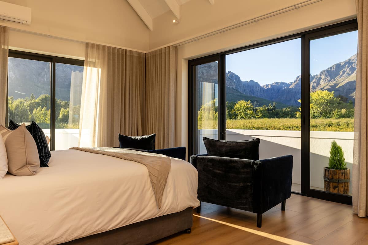Chambre supérieure, vue sur la montagne | Minibar contenant certains articles gratuits