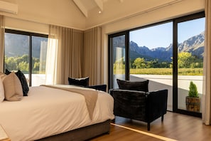 Chambre supérieure, vue sur la montagne | Minibar contenant certains articles gratuits