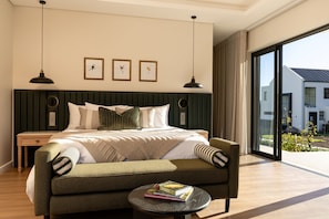 Luxury Room, Mountain View | Minibar (some free items), in-room safe, desk, laptop workspace - Kleine Banhoek Manor (Kylemore)