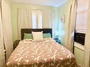 Desk, iron/ironing board, WiFi, bed sheets