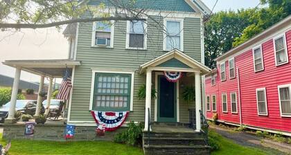 Cozy Downtown Retreat | Sleeps 4 | Walk to Shops