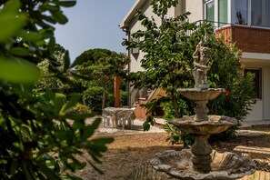 Outdoor dining - Laguna Blu Terrace with Lagoon View in Giannella and Private Garden (Orbetello)