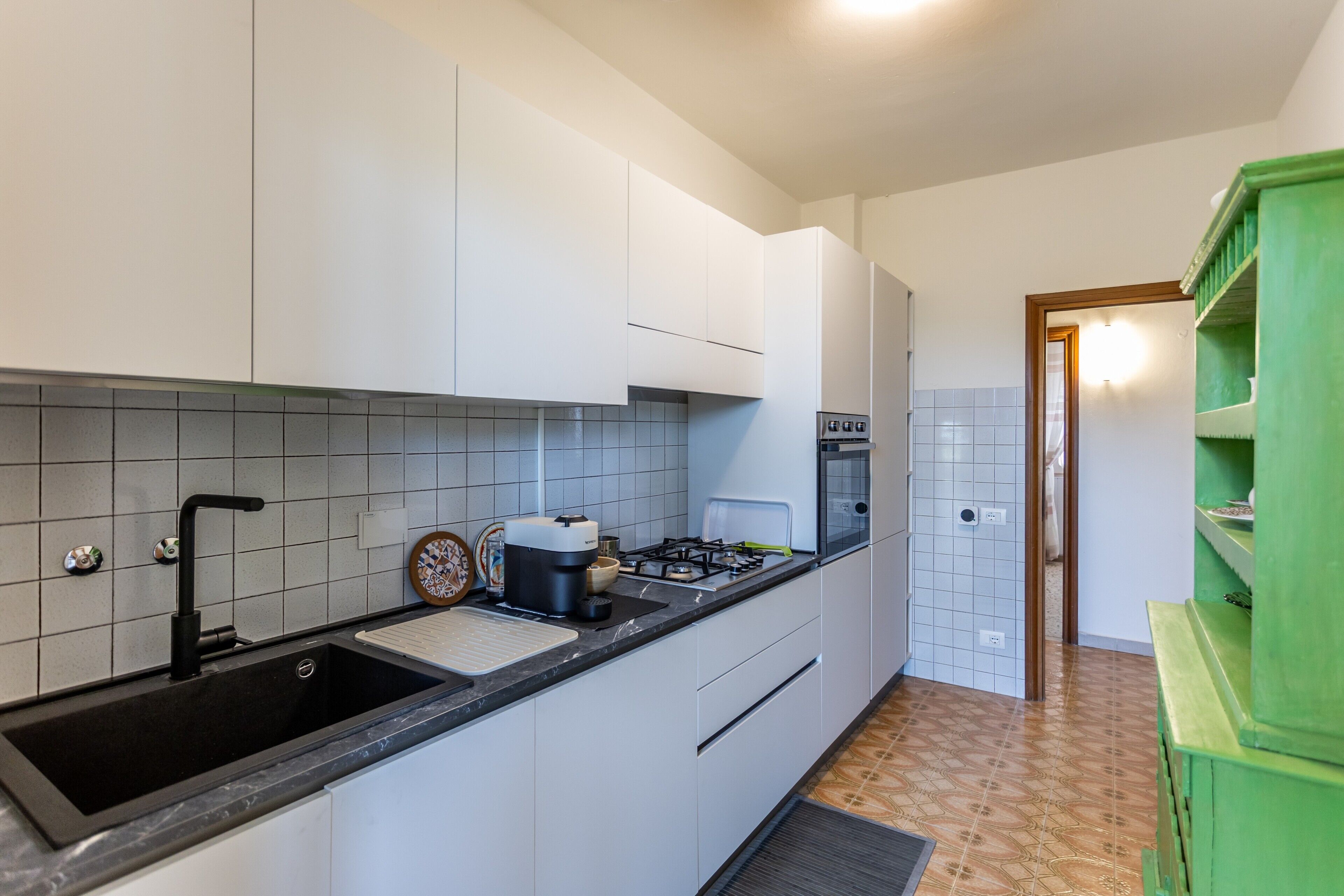 Macchina per tè/caffè, frigorifero, forno, piano cottura