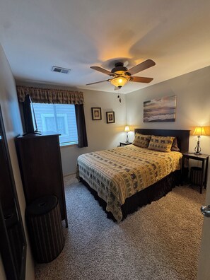 Room - Unwind by the Lake - Spacious 3BR Condo, Minutes from Sioux City (North Sioux City)