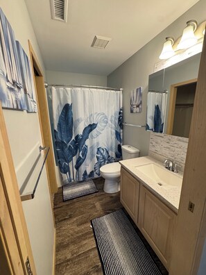 Bathroom - Unwind by the Lake - Spacious 3BR Condo, Minutes from Sioux City (North Sioux City)