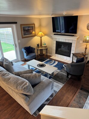 Living area - Unwind by the Lake - Spacious 3BR Condo, Minutes from Sioux City (North Sioux City)