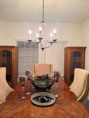 Dining - This is a spacious house with 5 bedrooms and 2.5 bathrooms. many amenities (Houston)