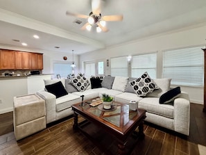 Living area - This is a spacious house with 5 bedrooms and 2.5 bathrooms. many amenities (Houston)