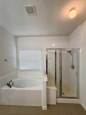 Bathroom - This is a spacious house with 5 bedrooms and 2.5 bathrooms. many amenities (Houston)