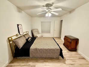 Room - This is a spacious house with 5 bedrooms and 2.5 bathrooms. many amenities (Houston)