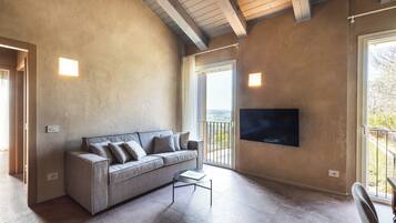Deluxe Apartment, Hill View | Living area