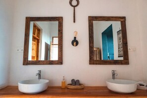 Deluxe suite, uitzicht op bergen | Badkamer | Een douche, gratis toiletartikelen, een haardroger, handdoeken