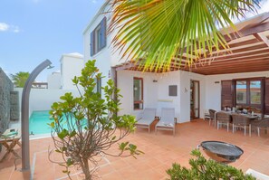 A villa with a swimming pool, outdoor seating, and a covered patio. - Villa VERO -  Private villa in Playa Blanca (Playa Blanca)