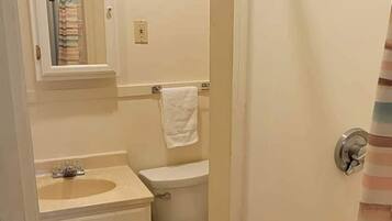 Ducha, toallas, jabón y papel higiénico