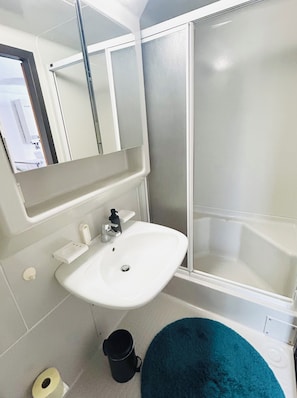 Shower, hair dryer, towels, soap - Vrbo Property (Krems an der Donau)