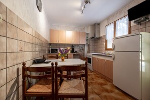 Wasserkocher mit Kaffee-/Teezubehör, Kühlschrank, Mikrowelle, Ofen