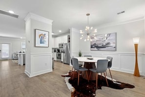 Hus, flere senger (Lowcountry Lux, 5 min to Beach, 7 min) | Spiseområde